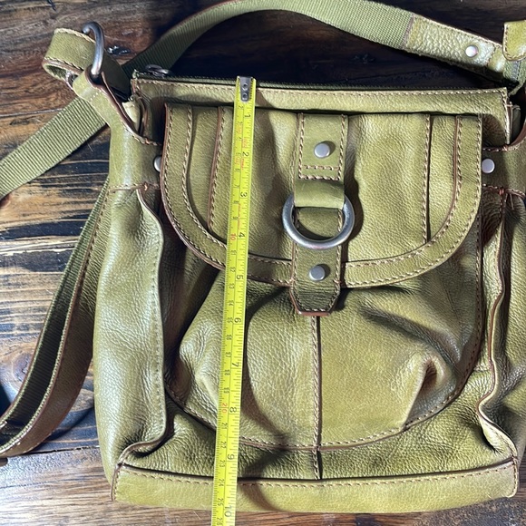 Fossil green leather cross body purse appears never used - key decoration - Picture 17 of 17